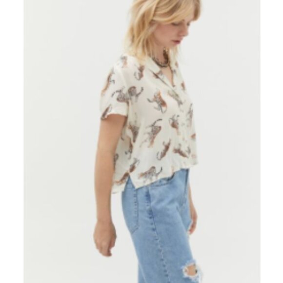 ⭐️ UO Printed Button Down Shirt Leopard Cheetah Cat Hipster Artsy Trendy Blouse - Picture 1 of 5